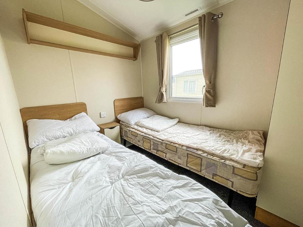 Caravan At Suffolk Sands Holiday Park With Decking And Wifi Ref 45023A Felixstowe Exterior foto